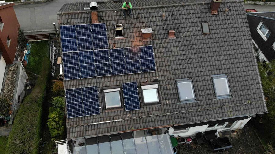 Luftaufnahme: Montage einer Photovoltaikanlage auf einem Einfamilienhaus